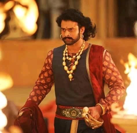 ProteinKohli's tweet image. India’s greatest cricketer – Virat Kohli.
India’s biggest movie star – Prabhas.
- One thing in common?
They both fathered SRK hakloda 😭