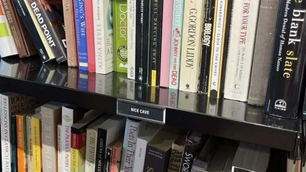 DiegoAManrique's tweet image. Alboroto en la ciudad costera de Hove. NICK CAVE donó 2.000 libros de su colección particular a Oxfam, institución caritativa que los puso a la venta. Los fans van allí en tropel, buscando afanosamente los que llevan anotaciones o marcapáginas del cantante theguardian.com/music/2025/jul…