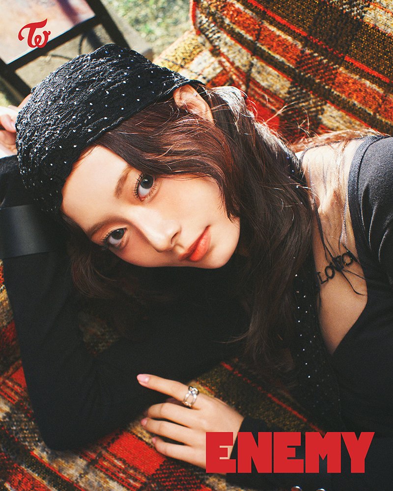 JYPETWICE_JAPAN's tweet image. TWICE JAPAN 6th ALBUM『ENEMY』
2025.08.27 Release
Concept A #TZUYU
🔗 twicejapan.com/feature/ENEMY
#TWICE #ENEMY
#TWICE_ENEMY
#JAPAN6thALBUM
