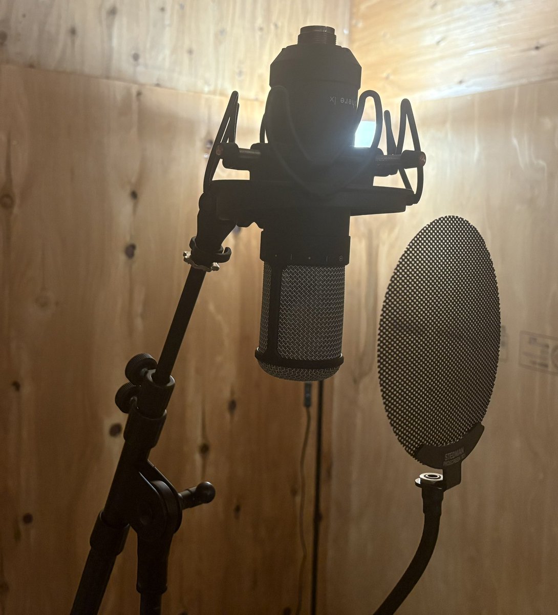 K&amp;Mのマイクスタンド届いたど！
録音ブースも あとは吸音材の設置だけ！
使ってない倉庫を貸してくれた大家さんありがとう！しかもタダで！しかもタダで！しかもタダで！！

ここまで来るのに半年かかった…
あとは録音の時間をどー作るんだ…

ぇ？これからが繁忙期？じゃ今までのはなんだったのよ…