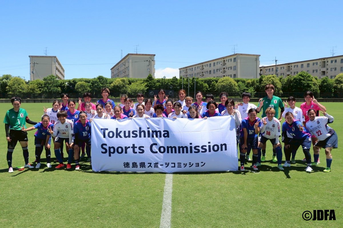 JDFA_official's tweet photo. 【第4回デフサッカー女子日本代表候補合宿 報告 7/19-7/21】

7月19日(土)〜7月21日(月)の三日間、徳島県鳴門市の大塚スポーツパーク球技場にてデフサッカー女子日本代表候補合宿を開催しました。

トレーニングマッチでは四国大学女子サッカー部様、鳴門渦潮高校女子サッカー部様にお越し頂きました。
鳴門市、徳島県サッカー協会様はじめ多くの関係者様のご尽力頂き、合宿を無事���実施することができましたこと、心より感謝申し上げます。

￣￣￣￣￣￣￣￣￣￣￣￣￣￣￣
↓山本典城監督コメント
徳島県鳴門市での合宿が無事終了しました。

3日間かなりの暑さがある中での合宿でしたが、徳島県サッカー協会のみなさまはじめ、多くの方々にサポートいただき素晴らしい環境の中で合宿を実施することができました。ありがとうございました。

3日間の合宿の中でトレーニングを２セッション、トレーニングマッチを2試合行い、それぞれ個人としてもグループとしてもまたステップアップするための充実した合宿となりました。
トレーニングマッチの相手を引き受けてくださった四国大学女子サッカー部、鳴門渦潮高等学校女子サッカー部の皆さまもありがとうございました。

東京2025デフリンピックまでもうすぐ残り100日となります。
残された時間の中で最大限勝つための準備を積み重ねていきます。

引き続き応援のほどよろしくお願い致します。

￣￣￣￣￣￣￣￣￣￣￣￣￣￣￣
↓宮城実来選手コメント
鳴門・大塚スポーツパーク球技場にて合宿を行いました。
今回は練習試合を通して学ぶところが多く、強度が高い相手に対して連携が上手くいきゴールを決めるシーンが生まれた部分もありました。しかし、マークのズレがありコミュニケーションを取りながら動く難しさを感じました。
次の合宿までに少しでも得点のチャンスを作れるように、復習しながらレベルアップしていきたいと思いました
３日間合宿に関わってくださった徳島県の皆様、練習試合相手を引き受けてくださった四国大学女子サッカー部、鳴門渦潮女子サッカー部の皆さまありがとうございました。

￣￣￣￣￣￣￣￣￣￣￣￣￣￣￣
↓石岡洸菜選手コメント
いつも温かいご声援をいただき、誠にありがとうございます。
このたび、徳島県鳴門市の大塚スポーツパーク球技場にて合宿を行いました。
合宿の運営やサポートに携わってくださった皆さまに、心より感謝申し上げます。
今回の合宿は個人として、そしてチームとしての課題���積み重ねているものが、はっきりと見えた3日間となりました。
練習や練習試合を通じて見つかった課題について、選手間でしっかりと話し合える環境を作ることができ、状況に応じてどのようなプレーを選択し、どのような判断をすべきかという点を、各ポジションや各自で確認することができたと感じております。
次の合宿までに、各自が見つけた課題を普段のチームで克服していき、11月に開催される東京デフリンピックに向けて、さらにレベルアップを図ってまいります。
また、今回練習試合を��ていただきました四国大学女子サッカー部、鳴門渦潮高校の皆さまに、心より御礼申し上げます。
今後とも、変わらぬご声援のほど、何卒よろしくお願い申し上げます。

𝕚𝕟𝕗𝕠𝕞𝕒𝕥𝕚𝕠𝕟
￣￣￣￣￣￣￣￣￣￣￣￣￣￣￣
東京2025デフリンピック大会
期間:2025年11月15日〜26日
場所:福島県Ｊ-village

#デフサッカー
#日本代表
#デフリンピック