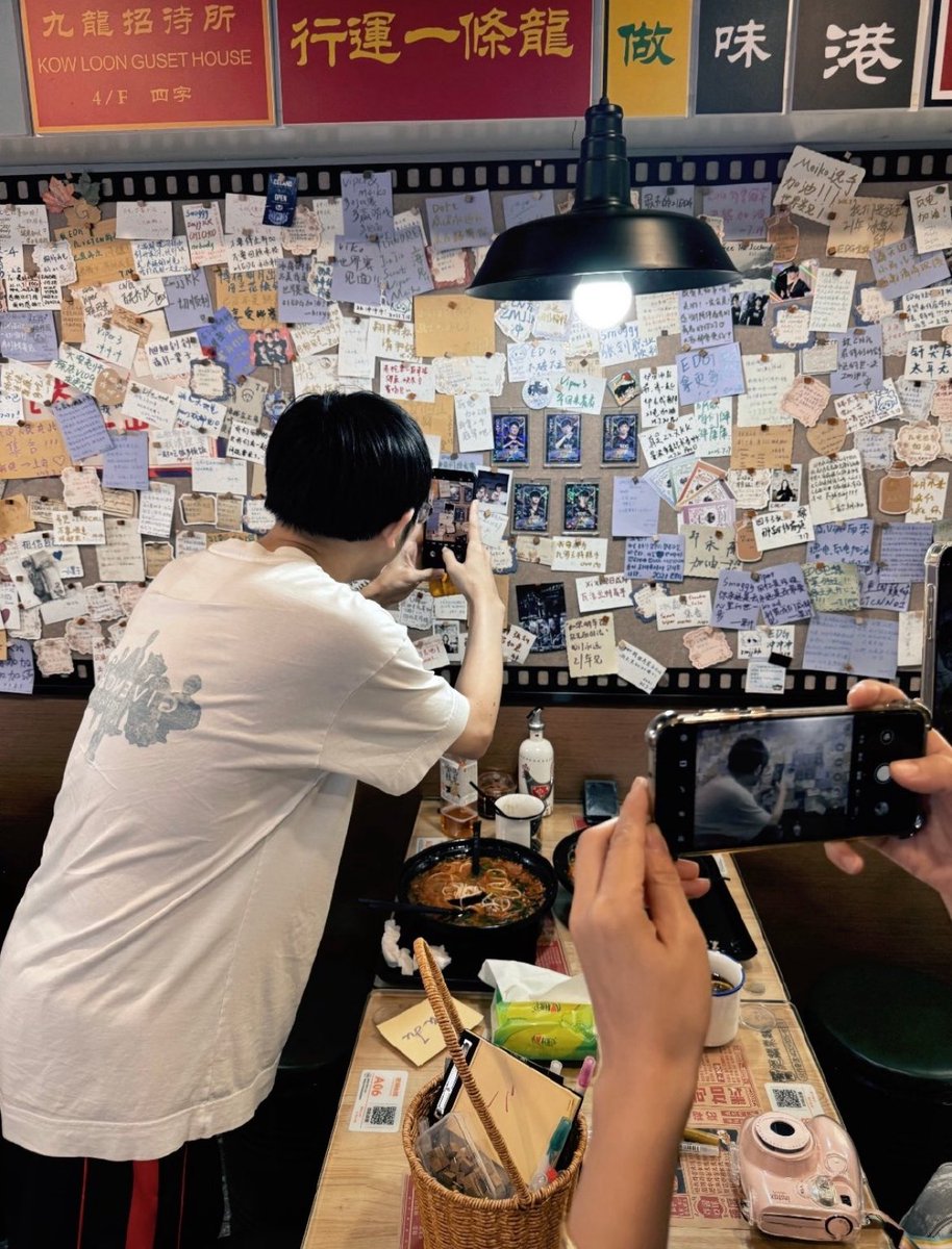 proudesthlefan's tweet image. flandre taking pics of the polaroid of him with viper in the noodle restaurant viper loves so much😭😭😭😭😭