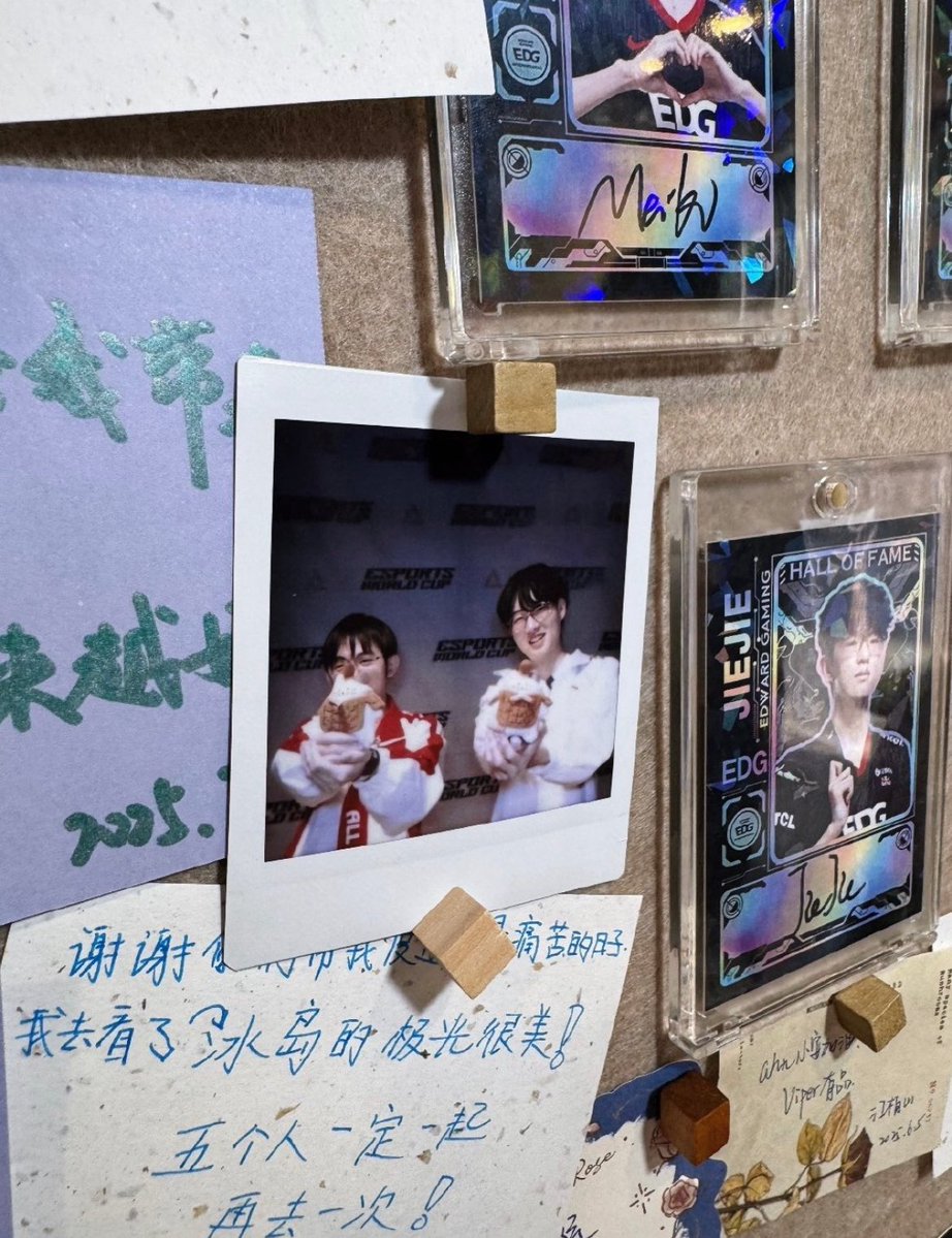 proudesthlefan's tweet image. flandre taking pics of the polaroid of him with viper in the noodle restaurant viper loves so much😭😭😭😭😭