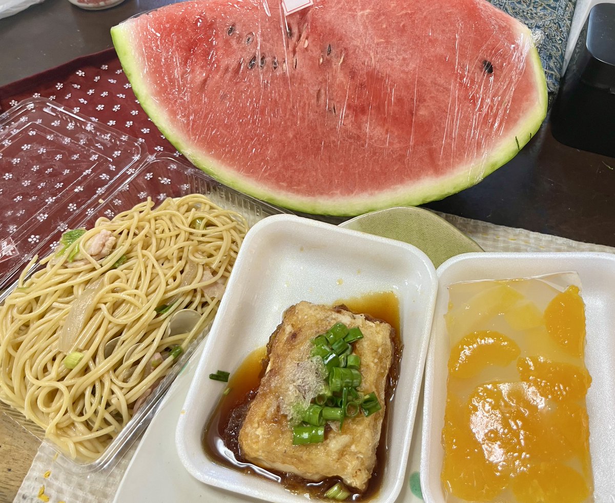 Mtgod10's tweet image. 神奈川県開成町

&quot;佐々木青果店&quot;さん。

お惣菜も母の味😊

相変わらずの満足感 ＆ お値打ち感😊

揚げ出し豆腐、あさりのバスタ ＆ フルーツ🍊🍍寒天

そして 夏と言えば スイカ🍉!!!

#開成町 #開成町お惣菜 #開成町テイクアウト #佐々木青果店 #地域内経済循環