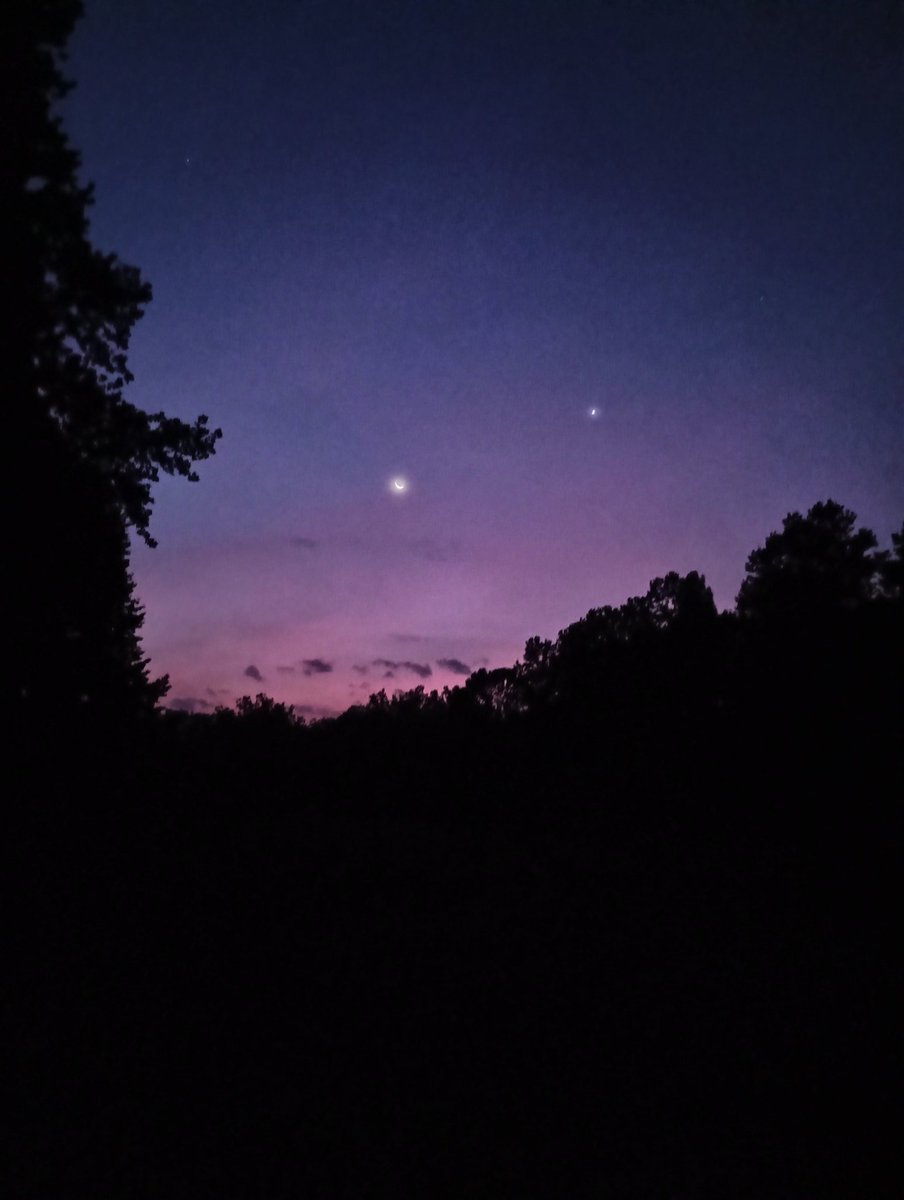 DRanchLife's tweet image. I took this just after 5:00 a.m. this morning. Wish you all could see how beautiful it is out here. Have a terrific Tuesday!
It is now 5:28 a.m., rise and shine!