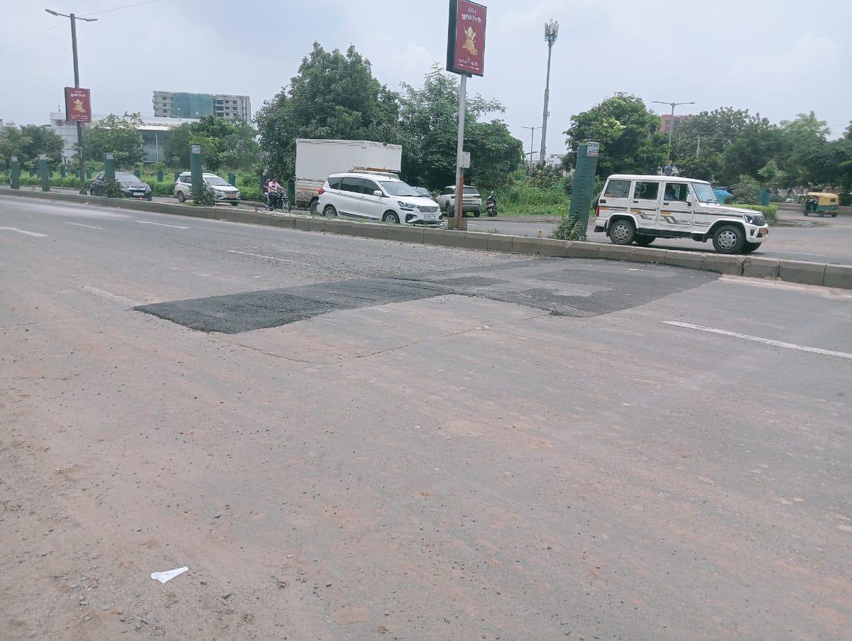AmdavadAMC's tweet photo. Coldmix patchwork is being carried out in Sardarnagar Ward as part of AMC’s ongoing road maintenance drive, ensuring smoother rides and enhanced safety for all commuters.

#ColdmixPatchwork #RoadRepair #SmoothCommute #SafeRoads #AMCWorks #UrbanInfrastructure #AhmedabadRoads https://t.co/zy7D2AHzkp