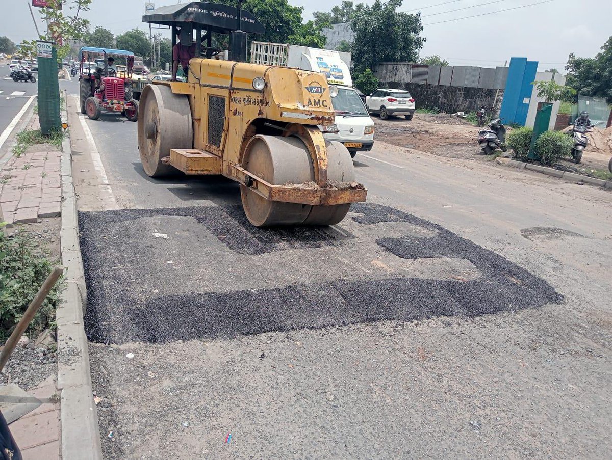 AmdavadAMC's tweet photo. Coldmix patchwork is being carried out in Sardarnagar Ward as part of AMC’s ongoing road maintenance drive, ensuring smoother rides and enhanced safety for all commuters.

#ColdmixPatchwork #RoadRepair #SmoothCommute #SafeRoads #AMCWorks #UrbanInfrastructure #AhmedabadRoads https://t.co/zy7D2AHzkp