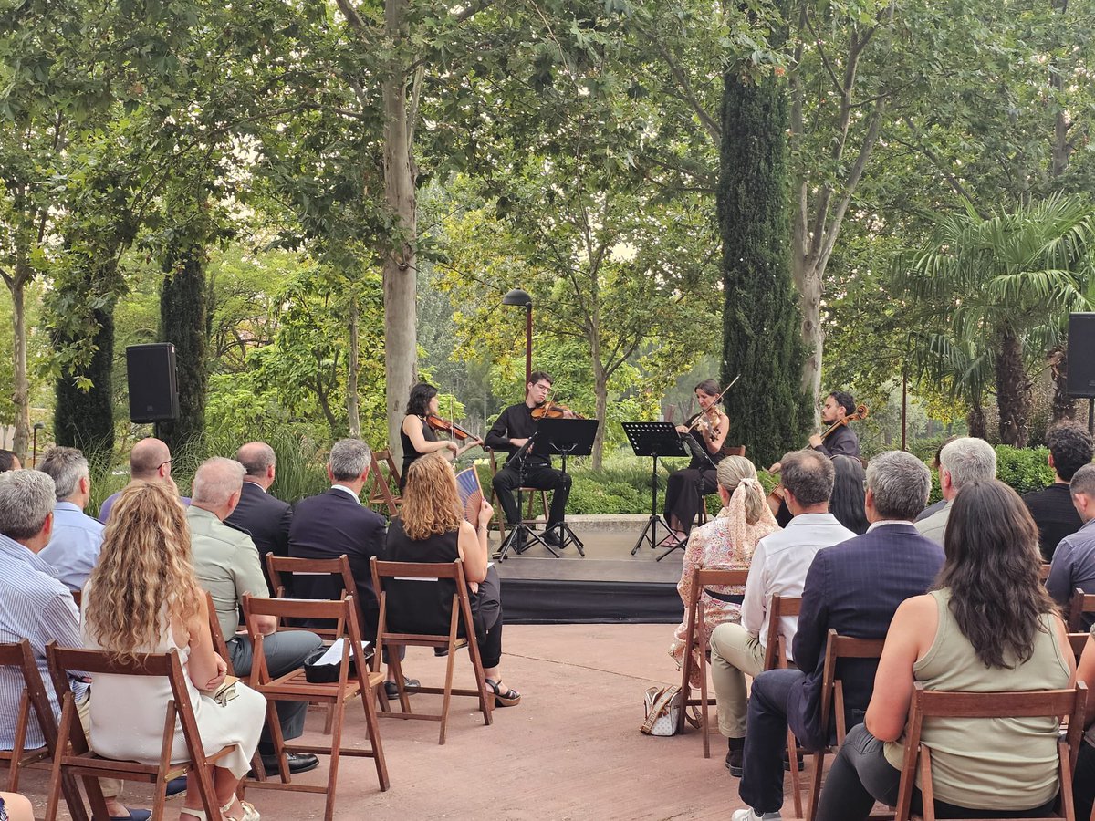 En representación del COFGU, Nuria Rodrigo, Coordinadora Farmacia Social y Vocal de Formulación Magistral, acudió los actos en recuerdo y homenaje a los once miembros del Retén de Cogolludo en el vigésimo aniversario de su fallecimiento en el incendio de Riba de Saelices