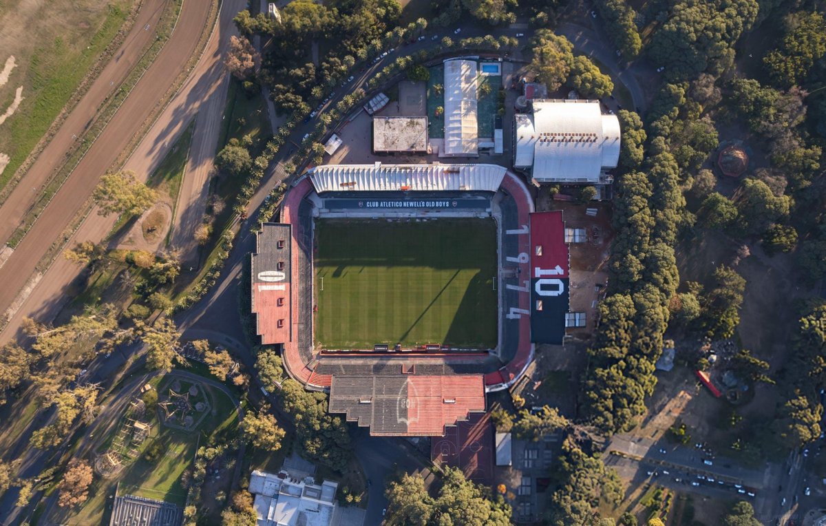 _footyheritage's tweet image. Incredible aerial shot of Estadio Marcelo Bielsa, the home of Newell's Old Boys.
Amazingly, despite being opened in 1911, the stadium didn't have a name until 2009.
Before then, it was known coloquially as 'El Coloso del Parque' - The Colossus of the Park.
📸 Mateo Occhi