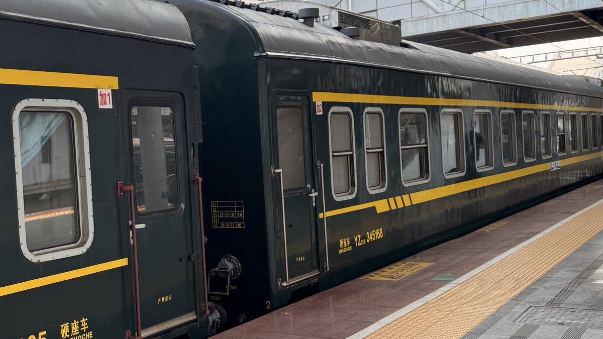 Ch112161's tweet image. 🇻🇳🇨🇳国際列車T8702次 定刻通り南寧に到着。
牽引機は国境でDF4Dに交代。また、国内区間(憑祥↔︎南寧)の硬座車3両が連結されています。
機関車前からの撮影は許可がおりませんでした😭
#河内南寧2025