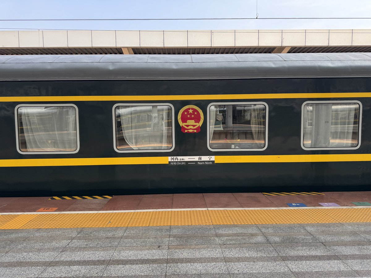 Ch112161's tweet image. 🇻🇳🇨🇳国際列車T8702次 定刻通り南寧に到着。
牽引機は国境でDF4Dに交代。また、国内区間(憑祥↔︎南寧)の硬座車3両が連結されています。
機関車前からの撮影は許可がおりませんでした😭
#河内南寧2025