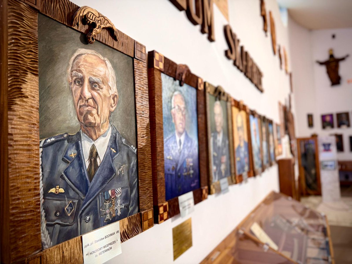 Z Anglii – przez szkockie archiwa – aż do Jaworzna 🛩️

Odznaczenia legendarnego asa przestworzy trafiły do Skarbca Lotników Polskich. To tu, w sanktuarium na Osiedlu Stałym, pamięć o pułkowniku Karolu Pniaku zyskała nowe miejsce lądowania. 

Więcej w #Aktualności1830