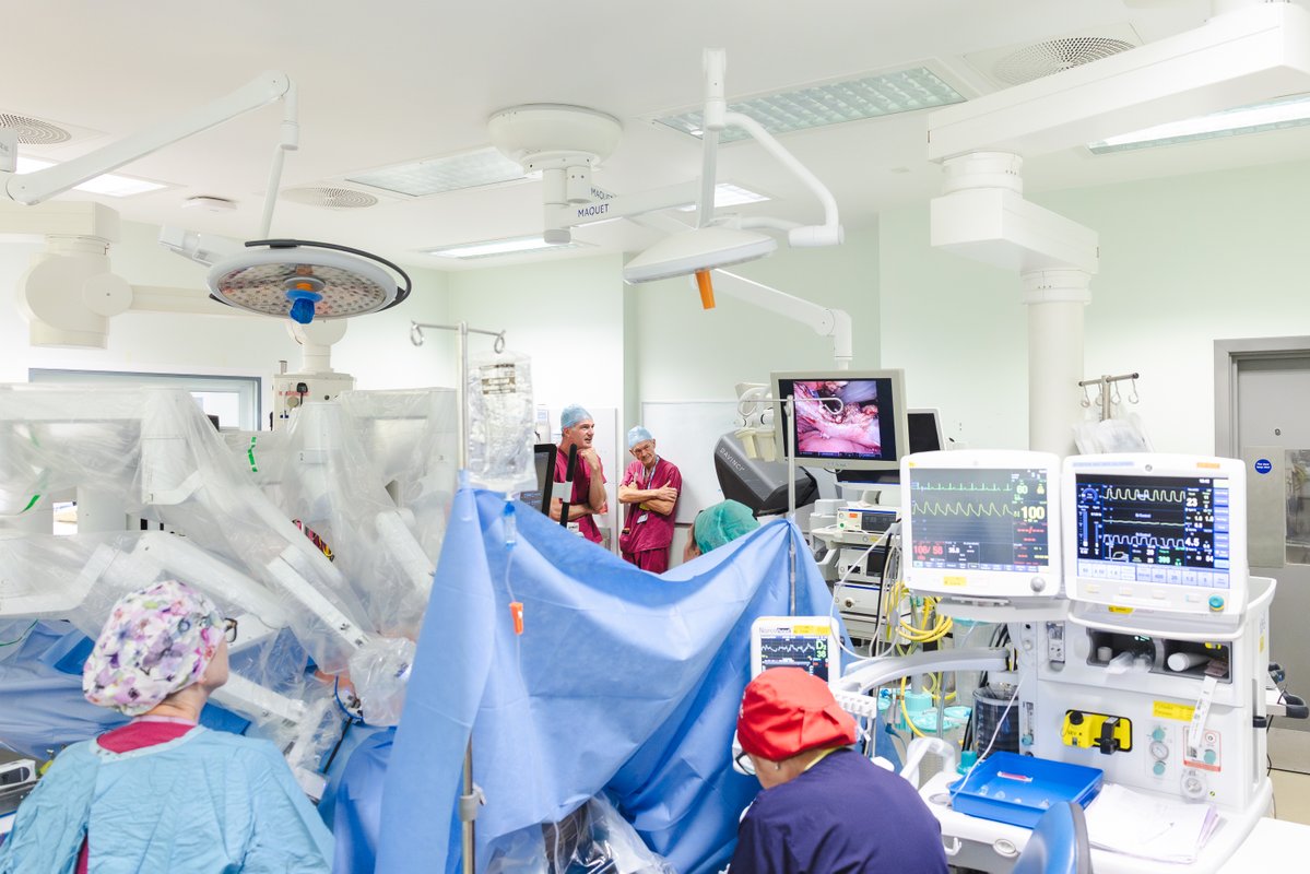 SciTechgovuk's tweet image. Scalpel? Check. Robot? Check. 🤖
Southmead Hospital @NorthBristolNHS is performing cutting-edge surgery with the help of robotic arms.
Ultra-precise movements mean smaller incisions, faster recovery times, and improved outcomes.