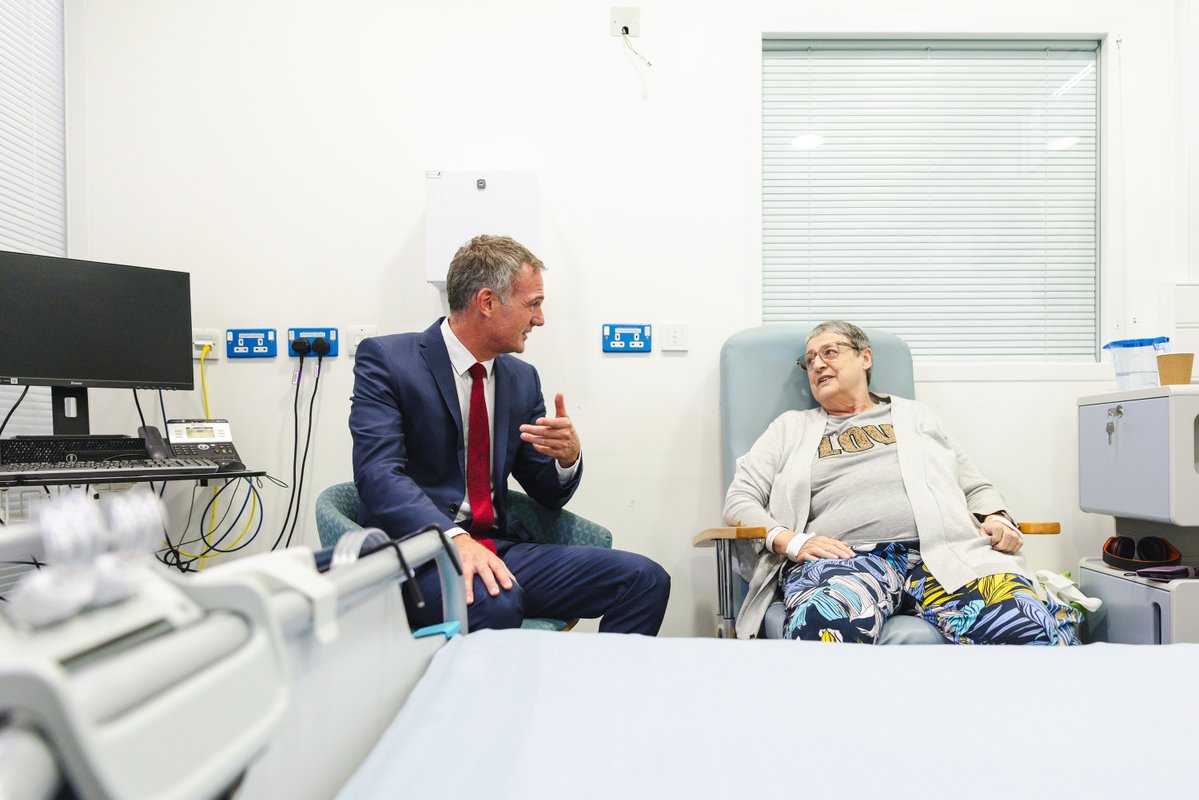 SciTechgovuk's tweet image. Scalpel? Check. Robot? Check. 🤖
Southmead Hospital @NorthBristolNHS is performing cutting-edge surgery with the help of robotic arms.
Ultra-precise movements mean smaller incisions, faster recovery times, and improved outcomes.