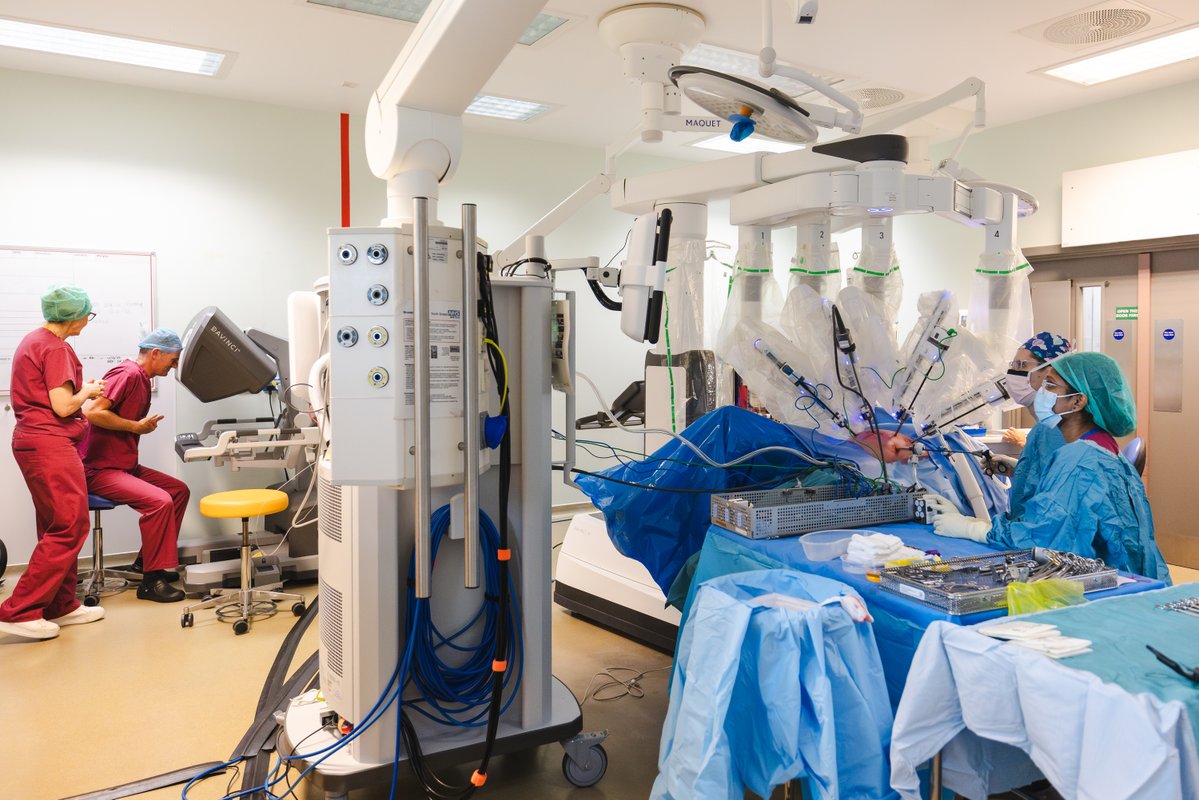 SciTechgovuk's tweet image. Scalpel? Check. Robot? Check. 🤖
Southmead Hospital @NorthBristolNHS is performing cutting-edge surgery with the help of robotic arms.
Ultra-precise movements mean smaller incisions, faster recovery times, and improved outcomes.