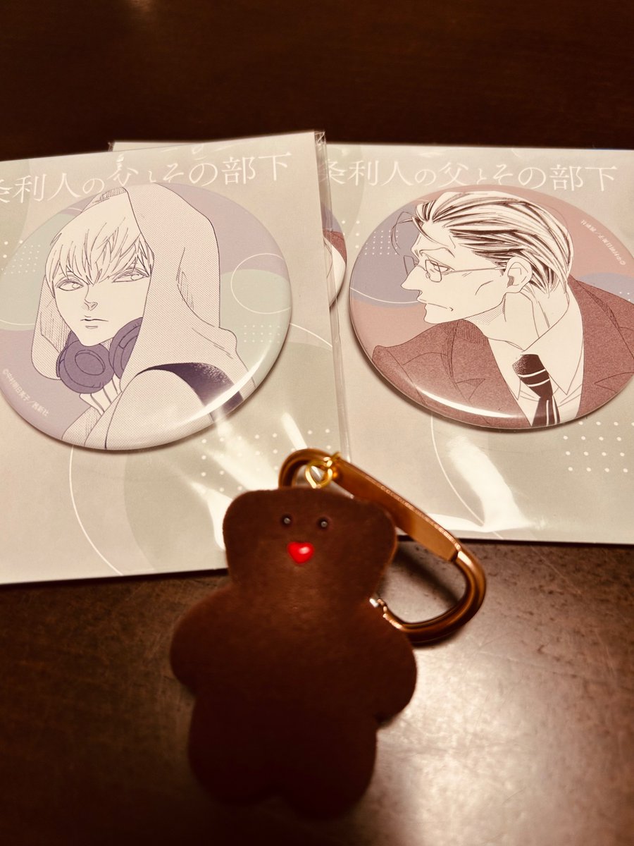 asmk_gengaten's tweet image. グッズのサンプルなどもいただいております！
フーディーな部下かわいい。お父さんはいつもだいたいこんな感じ…。
今回の主役はモノクロなのにいつもの👓👩‍🦳はカラーです。
茶色い人の身長がだいたい5.5cmなので大きい〜😆[中]