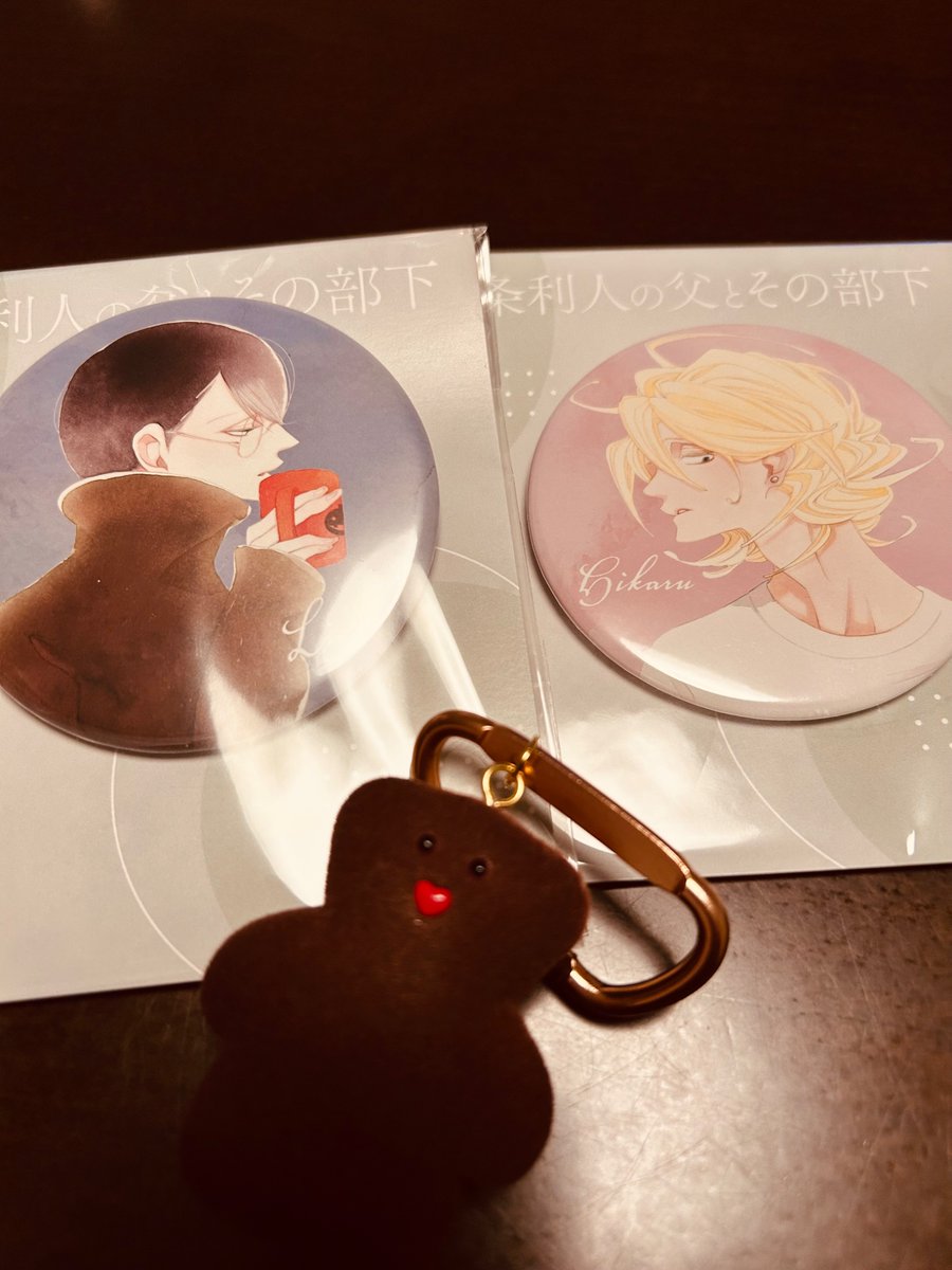 asmk_gengaten's tweet image. グッズのサンプルなどもいただいております！
フーディーな部下かわいい。お父さんはいつもだいたいこんな感じ…。
今回の主役はモノクロなのにいつもの👓👩‍🦳はカラーです。
茶色い人の身長がだいたい5.5cmなので大きい〜😆[中]