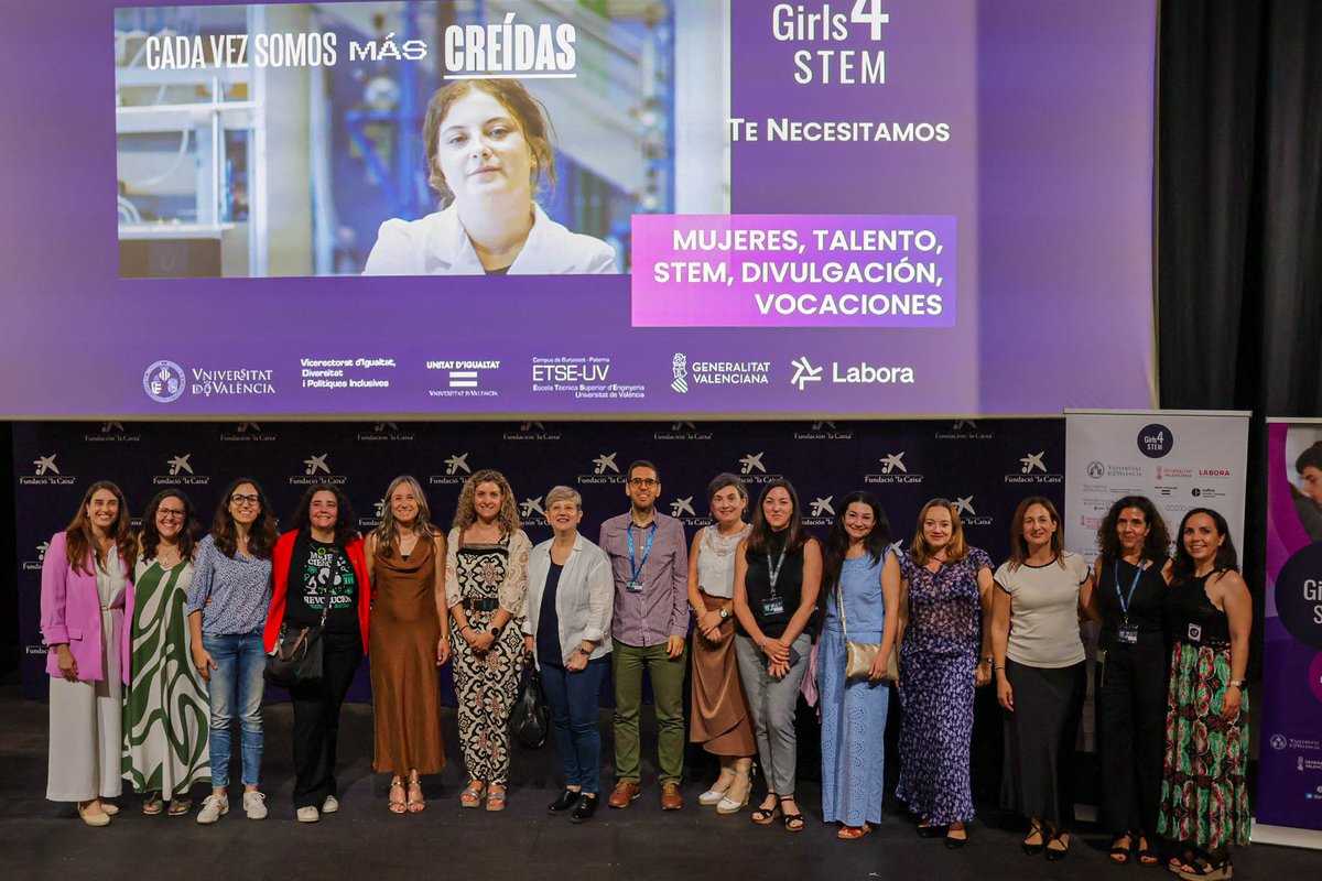 Esta es la gran familia de #Girls4STEM reunida en nuestra última #XerradesFamily. Cada sonrisa representa el esfuerzo conjunto de expertas, profesorado, colaboradoras, el equipo y, por supuesto, el fantástico alumnado que nos inspira. ¡Construimos un futuro #STEM más igualitario!