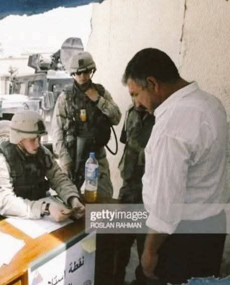 Abbas_Hilal313's tweet image. قاسم مصلح قائد عمليات الانبار_حشد شعبي
وهو يسلم سلاحه عند نقطة أستلام السلاح للمحتل
#دگ_مقاومة