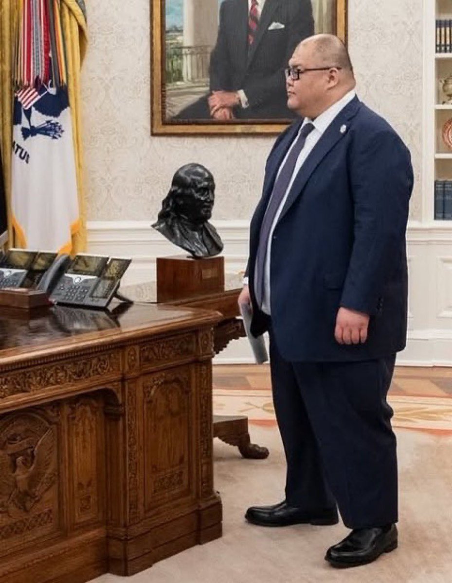 Factschaser's tweet image. Trumpโs White House Comms Director Steven Cheung loses 10% of height when walking in grass