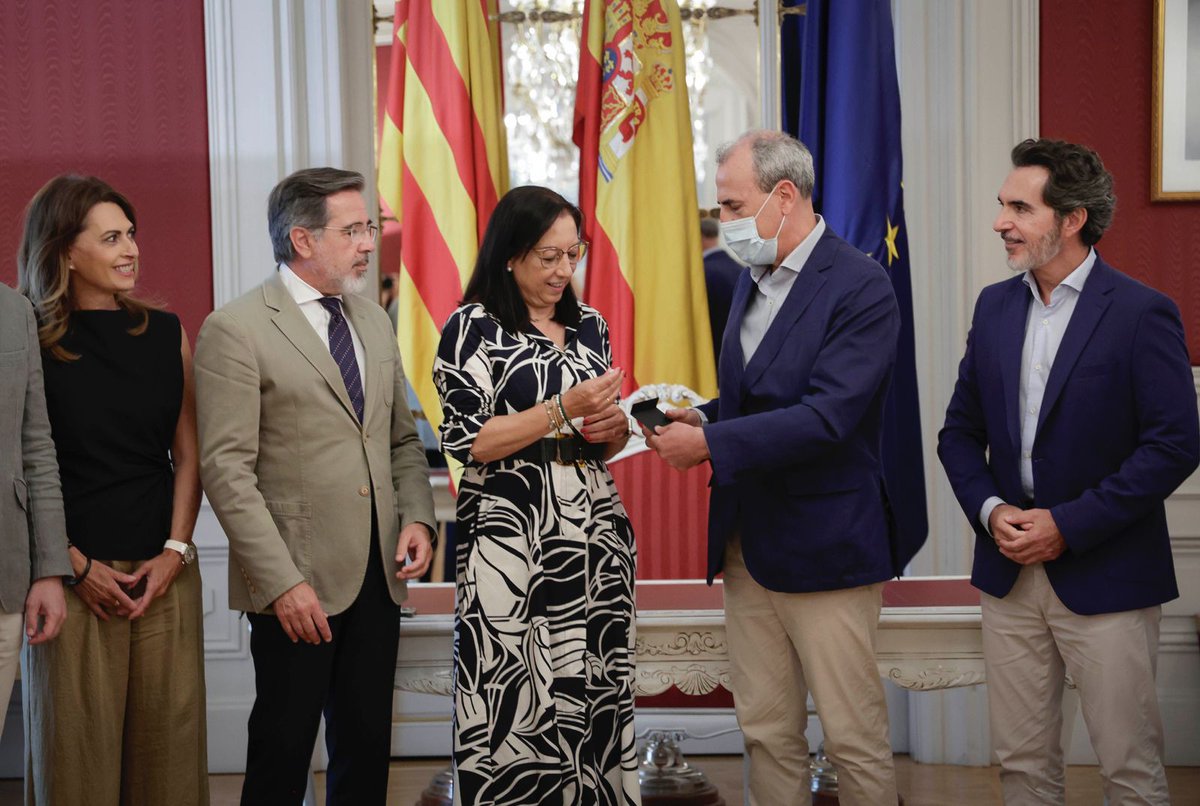 Corts Valencianes (@cortsval) on Twitter photo 📸 <a href="/LlanosMasso/">Llanos Massó</a>, altres membres de la Mesa de les <a href="/cortsval/">Corts Valencianes</a>, i representants dels diferentes partits polítics, reben la Memòria sobre la Situació Socioeconòmica de la Comunitat Valenciana
📚 De mans del president del CES CV, Fernando Moner Romero 📸 <a href="/LlanosMasso/">Llanos Massó</a>, altres membres de la Mesa de les <a href="/cortsval/">Corts Valencianes</a>, i representants dels diferentes partits polítics, reben la Memòria sobre la Situació Socioeconòmica de la Comunitat Valenciana
📚 De mans del president del CES CV, Fernando Moner Romero