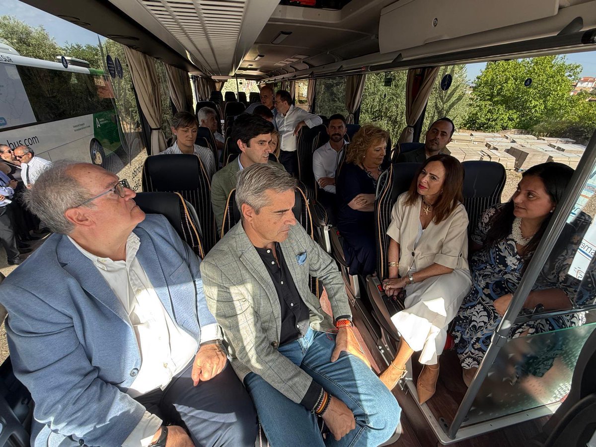 Desde <a href="/AndaluciaJunta/">Junta de Andalucía</a> damos un nuevo impulso al #transportepúblico en #Granada.

Incorporamos seis nuevos autobuses a la flota del <a href="/CTransporte_GR/">Consorcio de Transporte Metropolitano Granada</a> tras una inversión de 1,2 millones.

#AndalucíaFunciona con <a href="/JuanMa_Moreno/">Juanma Moreno</a>.