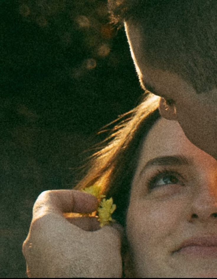 Wildflower2107's tweet image. Sunshine arrived, unannounced,
And wrapped me in its warmth.
My vacant eyes were rekindled
With love, a feeling
Never before pronounced -
So blissful and profound!
Holding hands is a promise
Our souls with a dream imbibed.
#promise #vss365 #poembyrashmi #poetrycommunity #rbg