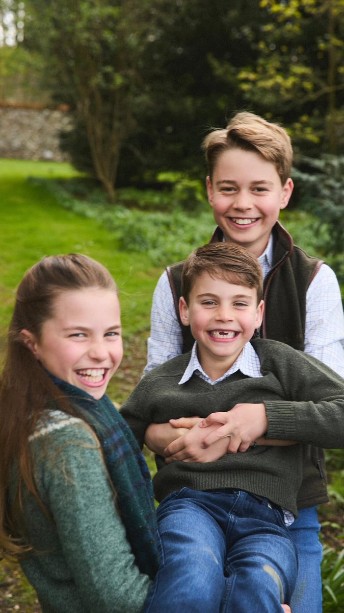 tokkianami's tweet photo. Prince George, Princess Charlotte and Prince Louis 😍 https://t.co/NlGKm3BJHw