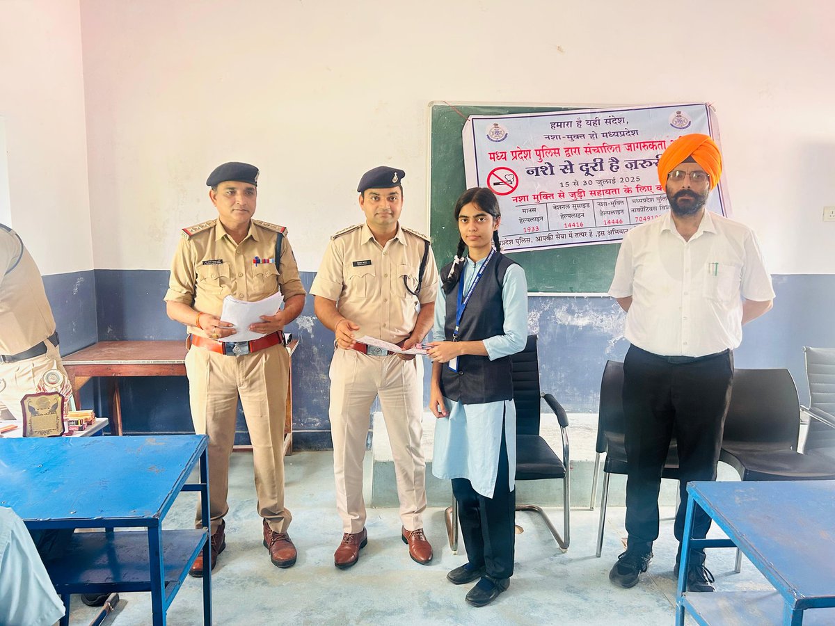 SP_Shahdol's tweet image. थाना अमलाई - Seven Ocean Public School में &apos;नशे से दूरी है जरूरी&apos; विषय पर आयोजित कार्यक्रम में SDOP धनपुरी द्वारा छात्राओं को जागरूक किया गया। निबंध एवं चित्रकला प्रतियोगिता में विजेता छात्राओं को सम्मानित कर प्रोत्साहित किया गया
@mohdept #नशे_से_दूरी_है_जरूरी
@MPPoliceDeptt