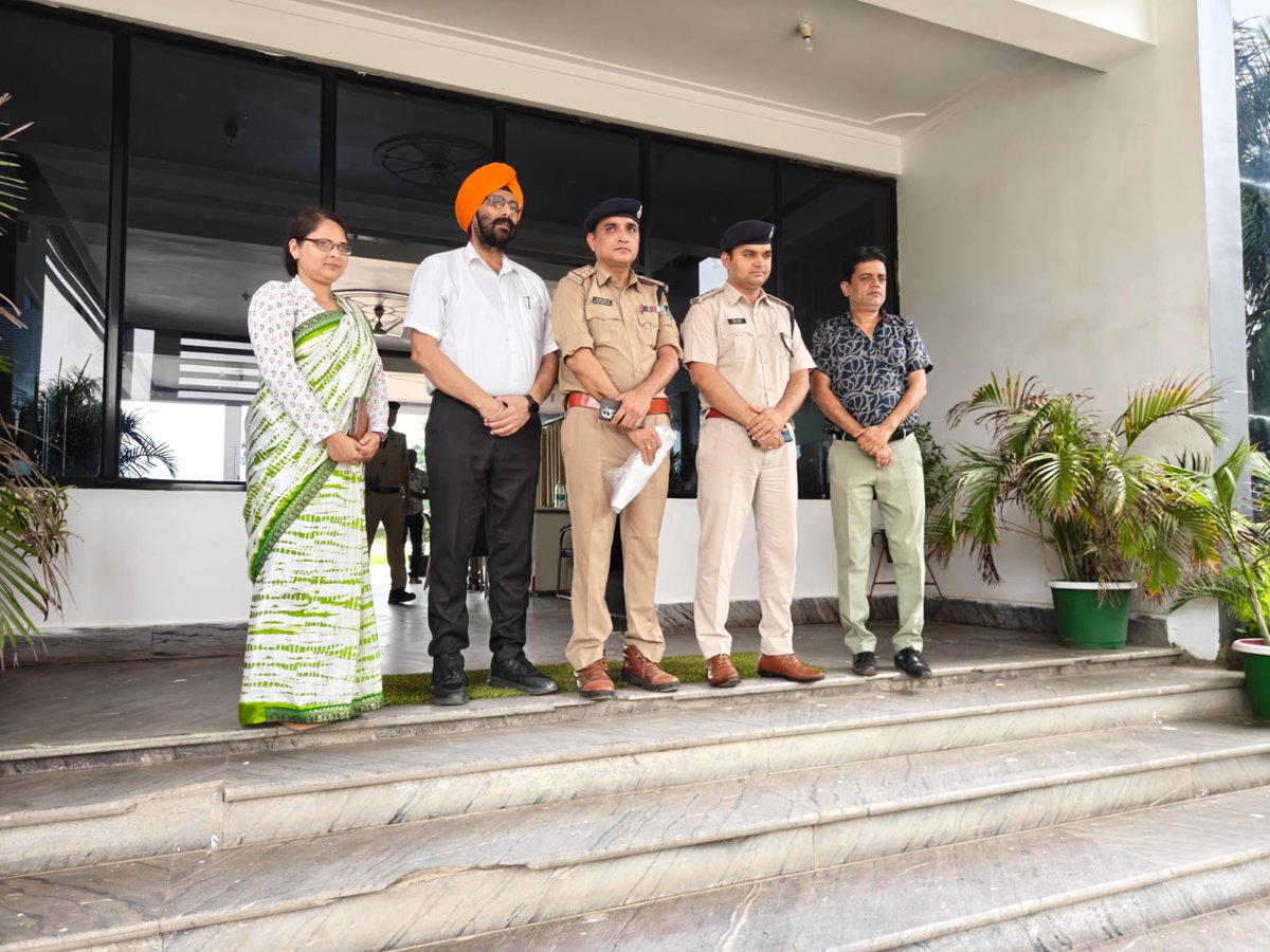 SP_Shahdol's tweet image. थाना अमलाई - Seven Ocean Public School में &apos;नशे से दूरी है जरूरी&apos; विषय पर आयोजित कार्यक्रम में SDOP धनपुरी द्वारा छात्राओं को जागरूक किया गया। निबंध एवं चित्रकला प्रतियोगिता में विजेता छात्राओं को सम्मानित कर प्रोत्साहित किया गया
@mohdept #नशे_से_दूरी_है_जरूरी
@MPPoliceDeptt