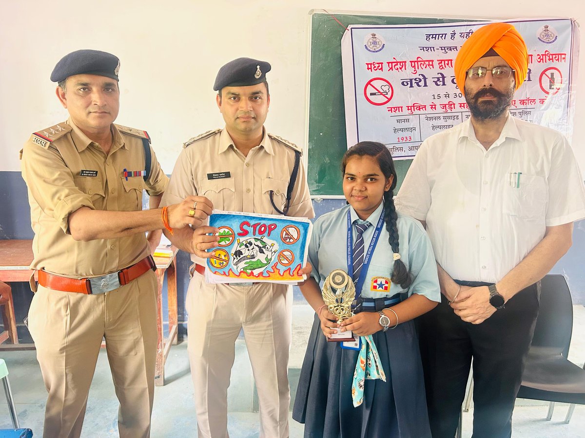 SP_Shahdol's tweet image. थाना अमलाई - Seven Ocean Public School में &apos;नशे से दूरी है जरूरी&apos; विषय पर आयोजित कार्यक्रम में SDOP धनपुरी द्वारा छात्राओं को जागरूक किया गया। निबंध एवं चित्रकला प्रतियोगिता में विजेता छात्राओं को सम्मानित कर प्रोत्साहित किया गया
@mohdept #नशे_से_दूरी_है_जरूरी
@MPPoliceDeptt