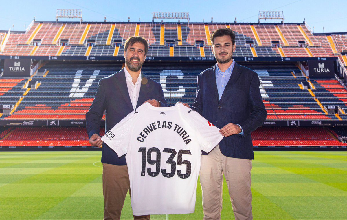 SinAtadurasPM's tweet image. 🍻 Cervezas Turia, patrocinador de @SinAtadurasPM, se convierte en nuevo Premium Partner del Valencia CF
🦇 Nacida en Valencia en 1935, Turia será la cerveza oficial del valencianismo para las próximas dos temporadas
