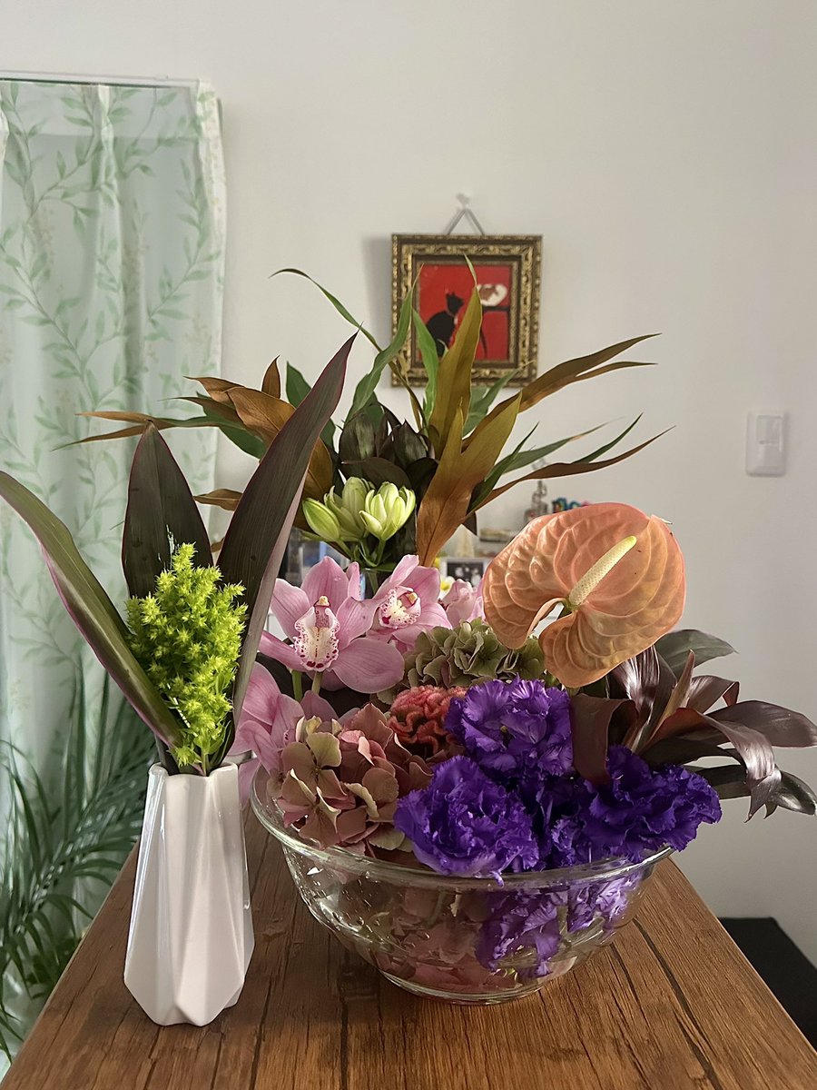 Tincy_saya's tweet photo. AUTO-MODのジュネさんから頂いたお花💐
きれい！きれい！

花瓶が足りなかったから、ガラスボウルに生けた(笑) https://t.co/WwCCG5RYFe