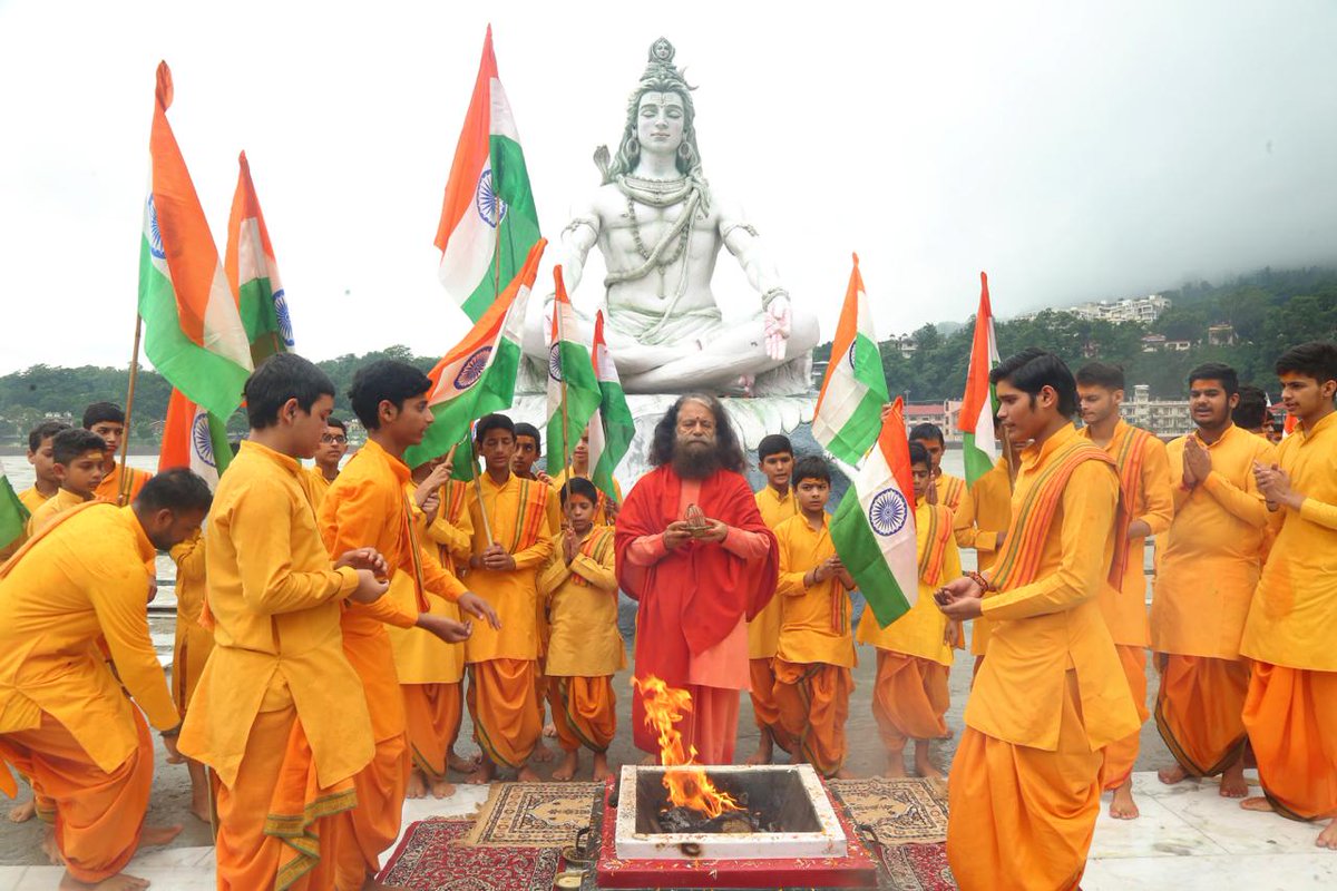 Pujya Swamiji (@pujyaswamiji) on Twitter photo ЁЯЗоЁЯЗ│ рддрд┐рд░рдВрдЧрд╛ #Tiranga рдХреЗрд╡рд▓ рдПрдХ рдзреНрд╡рдЬ рдирд╣реАрдВ, рдпрд╣ рднрд╛рд░рдд рдорд╛рддрд╛ рдХрд╛ рдЧреМрд░рд╡рдордп рдореБрдХреБрдЯ рд╣реИред рдЗрд╕рдХрд╛ рдкреНрд░рддреНрдпреЗрдХ рд░рдВрдЧ рдмрд▓рд┐рджрд╛рди, рд╢рд╛рдВрддрд┐ рдФрд░ рд╕рдореГрджреНрдзрд┐ рдХрд╛ рдкреНрд░рддреАрдХ рд╣реИ, рдФрд░ рдЕрд╢реЛрдХ рдЪрдХреНрд░ рд╣рдореЗрдВ рдзрд░реНрдо рд╡ рдкреНрд░рдЧрддрд┐ рдХреА рд░рд╛рд╣ рдкрд░ рдЪрд▓рдиреЗ рдХреА рдкреНрд░реЗрд░рдгрд╛ рджреЗрддрд╛ рд╣реИред #nationalflagday2025 рддрд┐рд░рдВрдЧреЗ рдХрд╛ рд╕рдореНрдорд╛рди, рднрд╛рд░рдд рдХреЗ рд╕реНрд╡рд╛рднрд┐рдорд╛рди рдХрд╛ рд╕рдореНрдорд╛рди рд╣реИ.
#FlagDay ЁЯЗоЁЯЗ│ рддрд┐рд░рдВрдЧрд╛ #Tiranga рдХреЗрд╡рд▓ рдПрдХ рдзреНрд╡рдЬ рдирд╣реАрдВ, рдпрд╣ рднрд╛рд░рдд рдорд╛рддрд╛ рдХрд╛ рдЧреМрд░рд╡рдордп рдореБрдХреБрдЯ рд╣реИред рдЗрд╕рдХрд╛ рдкреНрд░рддреНрдпреЗрдХ рд░рдВрдЧ рдмрд▓рд┐рджрд╛рди, рд╢рд╛рдВрддрд┐ рдФрд░ рд╕рдореГрджреНрдзрд┐ рдХрд╛ рдкреНрд░рддреАрдХ рд╣реИ, рдФрд░ рдЕрд╢реЛрдХ рдЪрдХреНрд░ рд╣рдореЗрдВ рдзрд░реНрдо рд╡ рдкреНрд░рдЧрддрд┐ рдХреА рд░рд╛рд╣ рдкрд░ рдЪрд▓рдиреЗ рдХреА рдкреНрд░реЗрд░рдгрд╛ рджреЗрддрд╛ рд╣реИред #nationalflagday2025 рддрд┐рд░рдВрдЧреЗ рдХрд╛ рд╕рдореНрдорд╛рди, рднрд╛рд░рдд рдХреЗ рд╕реНрд╡рд╛рднрд┐рдорд╛рди рдХрд╛ рд╕рдореНрдорд╛рди рд╣реИ.
#FlagDay