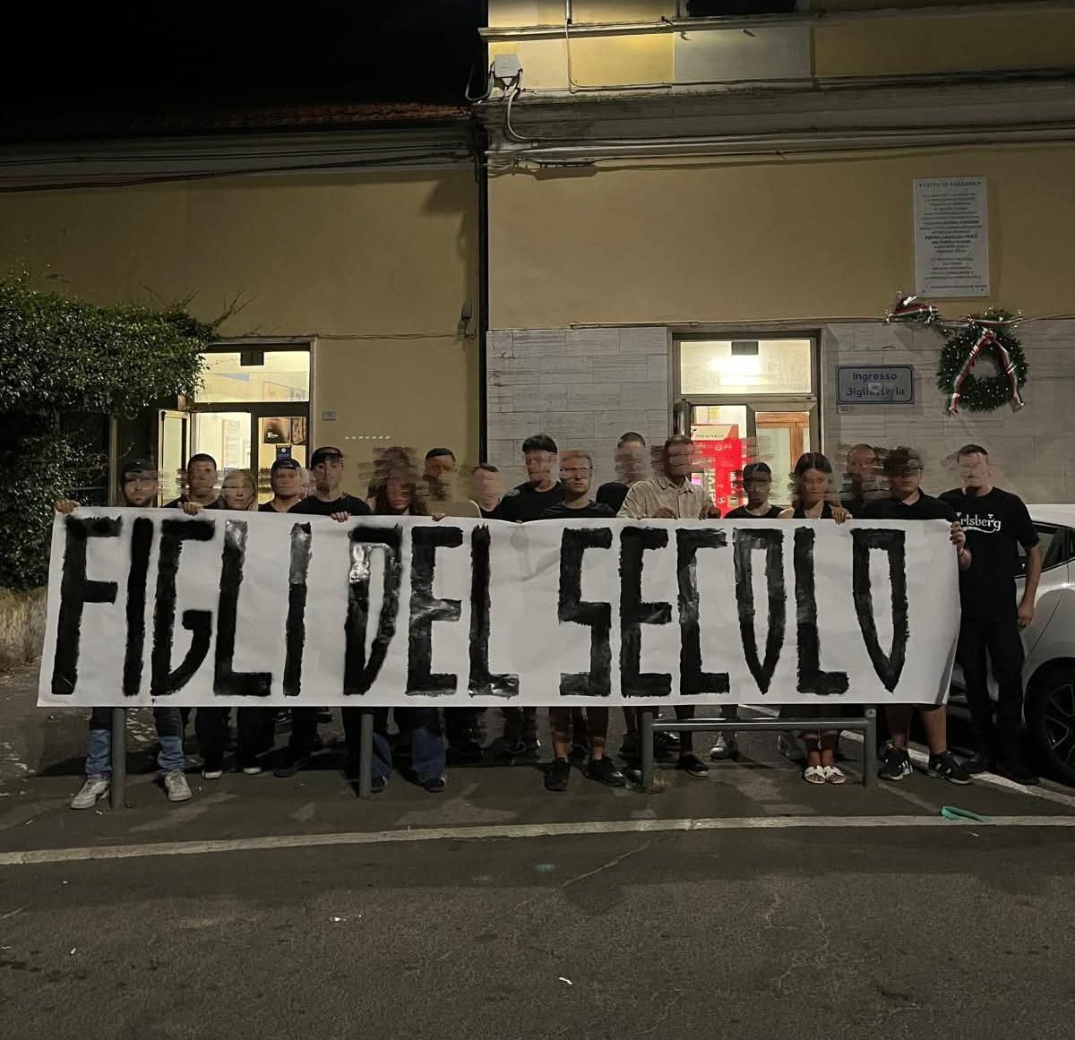 AlekosPrete's tweet image. Il 21 luglio 1921 Sarzana cacciava a fucilate 500 camicie nere.
Il 21 luglio 2025 i giovani di FdI e CasaPound stendono uno striscione “Figli del secolo” — chiara allusione alla serie su Mussolini — sotto la lapide dei martiri antifascisti.
Un rigurgito fascista. #matrice
