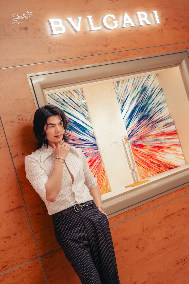 SeoullySG's tweet photo. [#BVLGARI | 📸 PHOTO] BVLGARI BEYOND TIME POP-UP EXHIBITION — MILE PHAKPHUM, FRIEND OF HOUSE

MILE IS THE EMBODIMENT OF TIMELESS CHARISMA 🎩

#milephakphum #bvlgariwatches #beyondtimesg https://t.co/iwWZhdQdRg