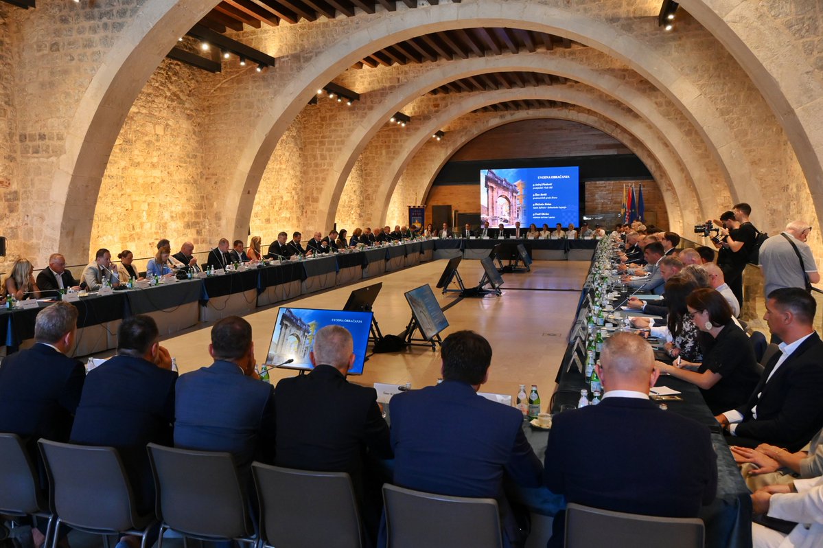 AndrejPlenkovic's tweet image. Na otoku Hvaru nastavljamo voditi redoviti dijalog s turističkim sektorom na Vijeću za upravljanje razvojem turizma.
✅Do 15. srpnja ove godine ostvarili smo 9,65 milijuna dolazaka i gotovo 42 milijuna noćenja. To je 2% više i u dolascima i u noćenjima u odnosu na isto…
