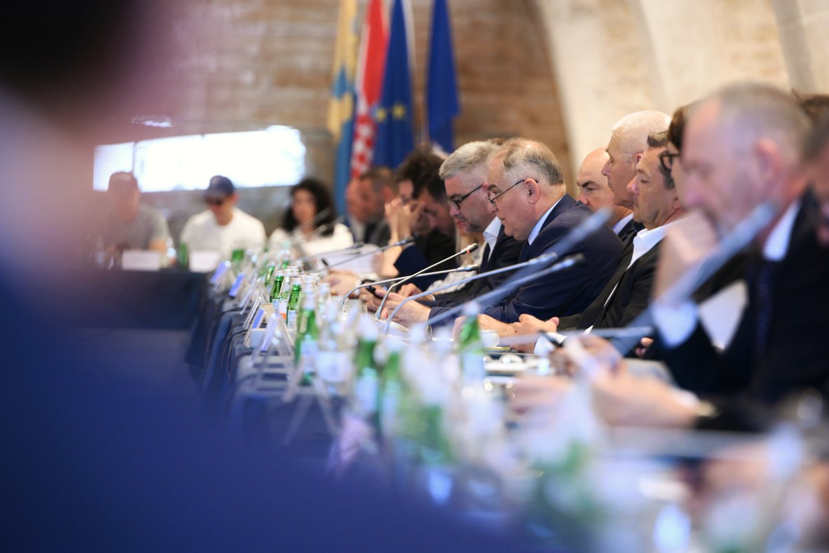 AndrejPlenkovic's tweet image. Na otoku Hvaru nastavljamo voditi redoviti dijalog s turističkim sektorom na Vijeću za upravljanje razvojem turizma.
✅Do 15. srpnja ove godine ostvarili smo 9,65 milijuna dolazaka i gotovo 42 milijuna noćenja. To je 2% više i u dolascima i u noćenjima u odnosu na isto…
