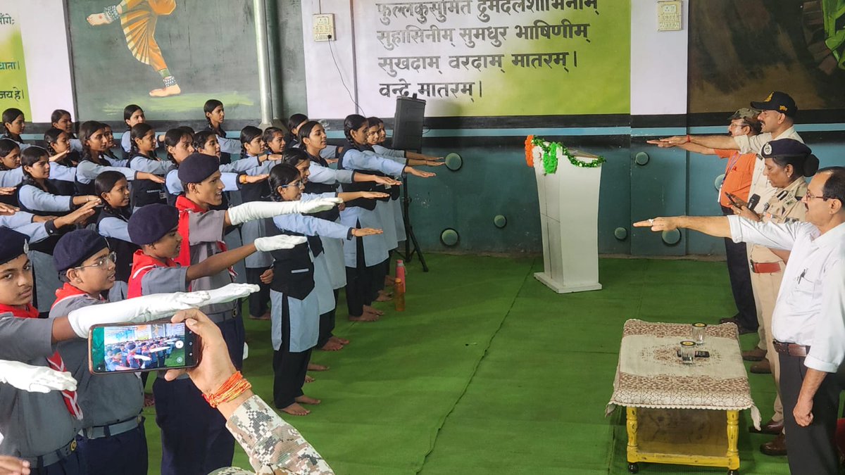 SP_Shahdol's tweet image. DIG शहडोल सुश्री सविता सोहाने द्वारा सेंट्रल एकेडमी स्कूल शहडोल में &quot;नशे से दूरी है ज़रूरी&quot; विषय पर जागरूकता कार्यक्रम आयोजित किया गया। छात्रों को नशे के दुष्प्रभाव और इससे बचाव के उपाय बताए गए। #नशे_से_दूरी_है_जरूरी
@MPPoliceDeptt
@mohdept
#Shahdol