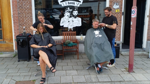Knippen op de stoep na stroomuitval bij Kapsalon 't Honk -  grootheerenveen.nl/l/115542
