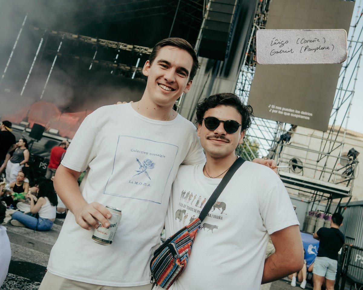 estoesLaMODA's tweet image. ¿Cómo va el verano? Por aquí seguimos con la resaca emocional del concierto de Burgos
Hacemos este post para agradecer a toda la gente que estáis ahí y que nos hacéis sentir la banda más afortunada del mundo❤️🩹
📸@sarairzbl durante la prueba de sonido, horas antes del concierto