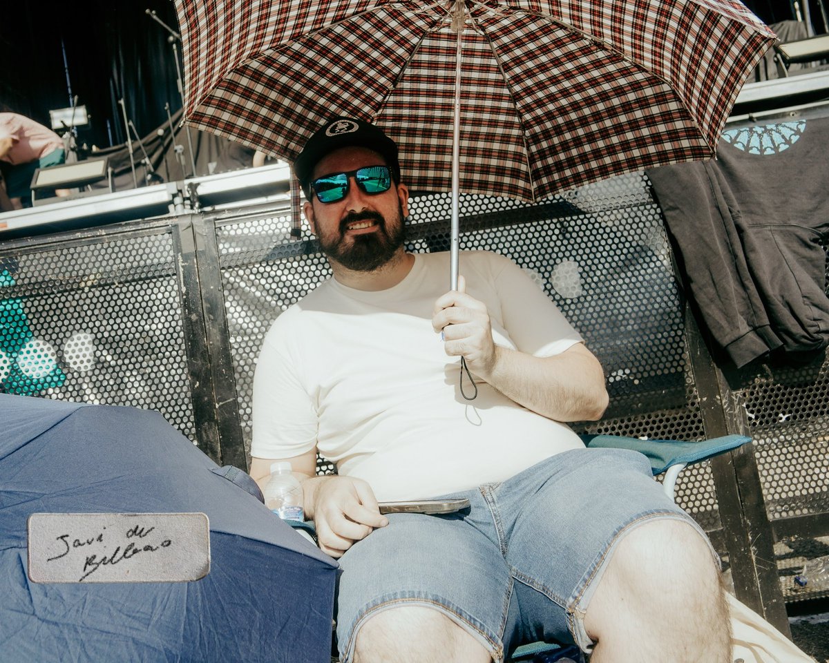 estoesLaMODA's tweet image. ¿Cómo va el verano? Por aquí seguimos con la resaca emocional del concierto de Burgos
Hacemos este post para agradecer a toda la gente que estáis ahí y que nos hacéis sentir la banda más afortunada del mundo❤️🩹
📸@sarairzbl durante la prueba de sonido, horas antes del concierto