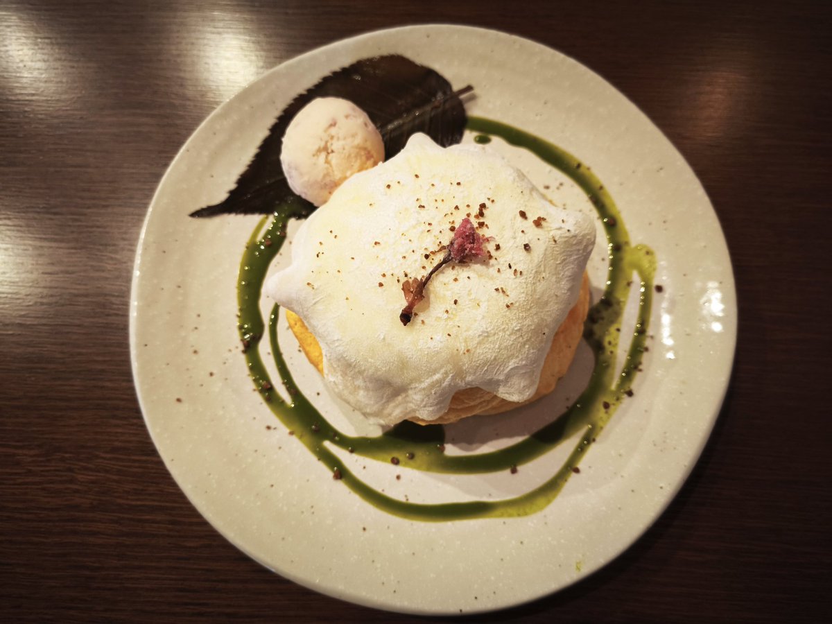 Chocolate_YHR's tweet photo. 桜のパンケーキと苺のタルティーヌ。 https://t.co/VFQHXZccxN