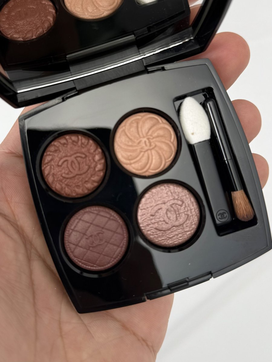 VOCEの『秋新色トレンド研究会』企画の時に色々秋コスメを触らせていただいて買おうと思っているシャネルの秋限定パレット219