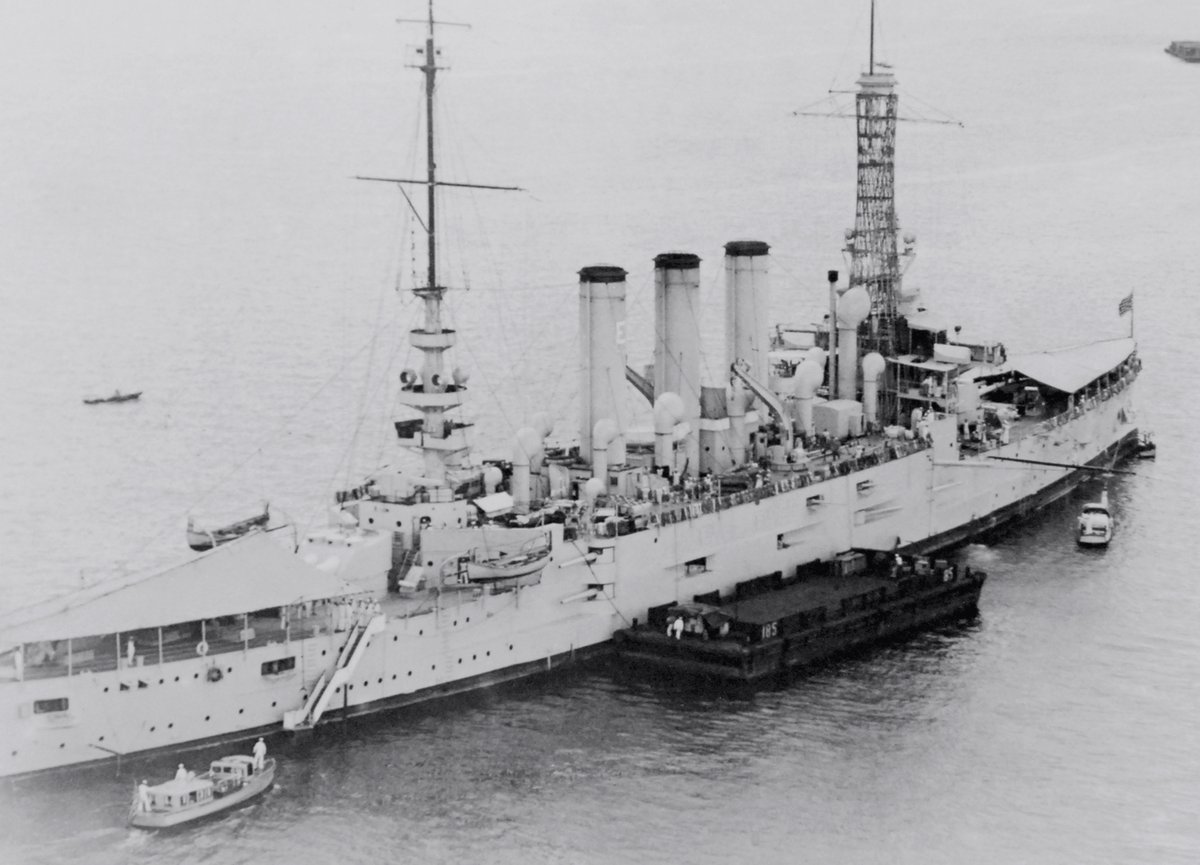 DramaWarship's tweet image. Date: Winter 1927. Location: The Manila Bay, Philippines. Event: Recently appointed flagship of the USN Asiatic Fleet, armored cruiser Pittsburgh (former Pennsylvania) is loading supplies in her new home port of Manila. Current status: Scrapped in 1932-33, lifespan of 32 years.