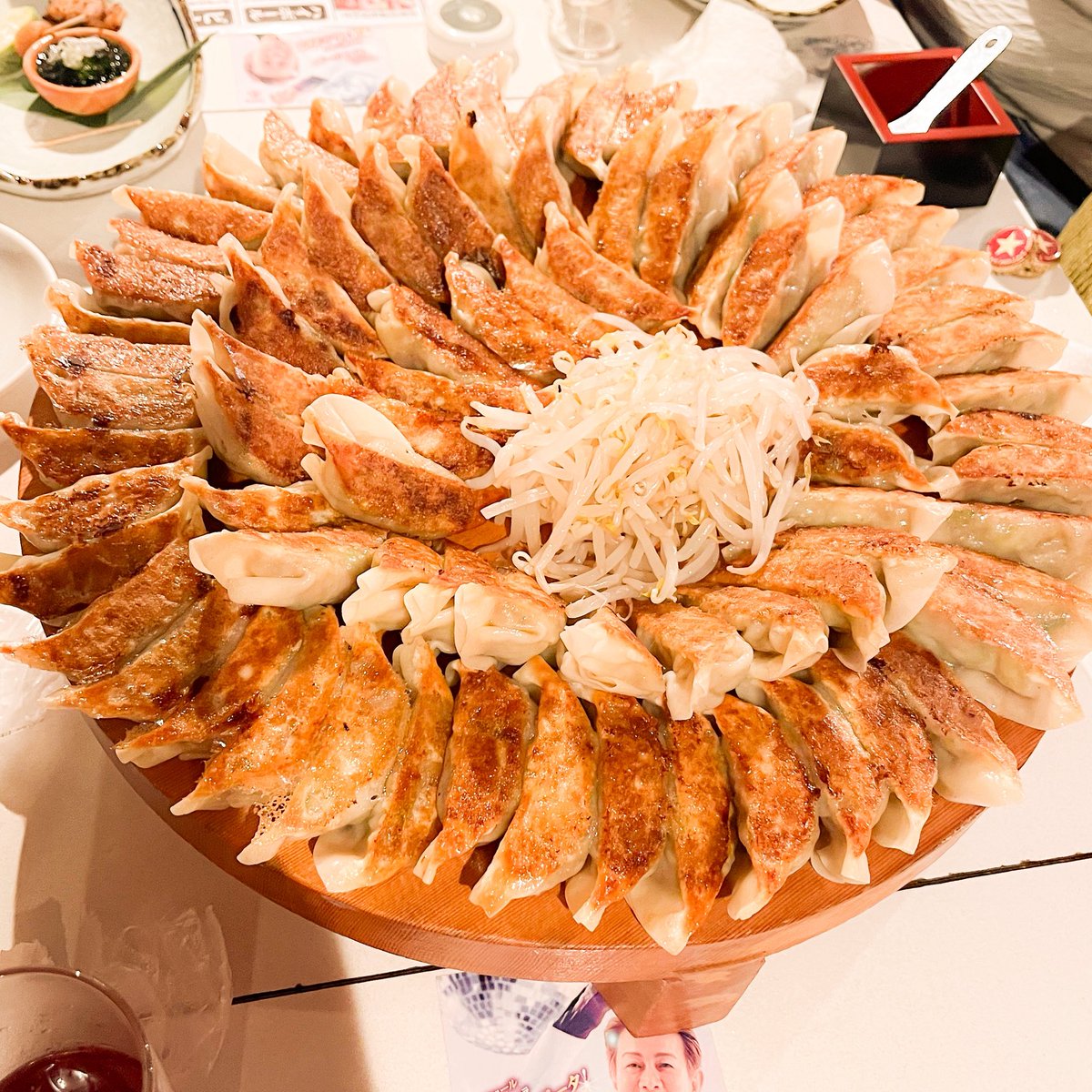 surumeikasuke's tweet image. すごい餃子の量🥟