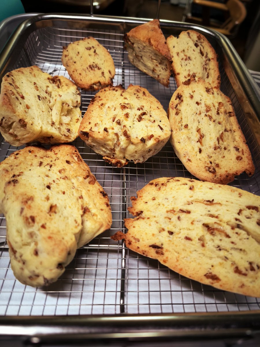Chocolate_YHR's tweet photo. フィナンシェ焼いたり、オニオンチーズのスコーン焼いたり。 https://t.co/a2fAXlqdW0