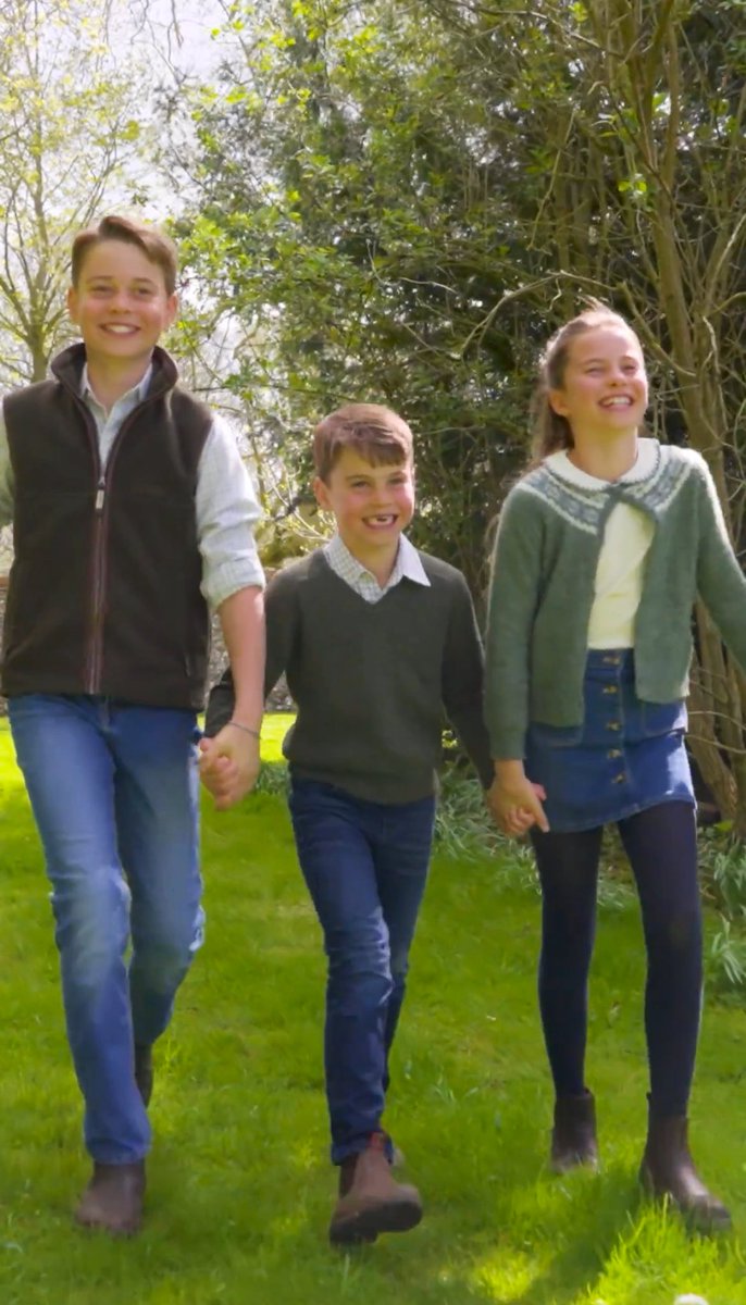 Canellelabelle's tweet photo. Prince William and Catherine truly built a very happy and cozy life in the English countryside for themselves and their children🤩
   Those gorgeous smiles are priceless❤️
     Catherine's dream of building a lovely family with the man of her dreams truly came true🥹😍
#PrinceandPrincessofWales
#PrinceGeorge
#PrincessCharlotte
#PrinceLouis