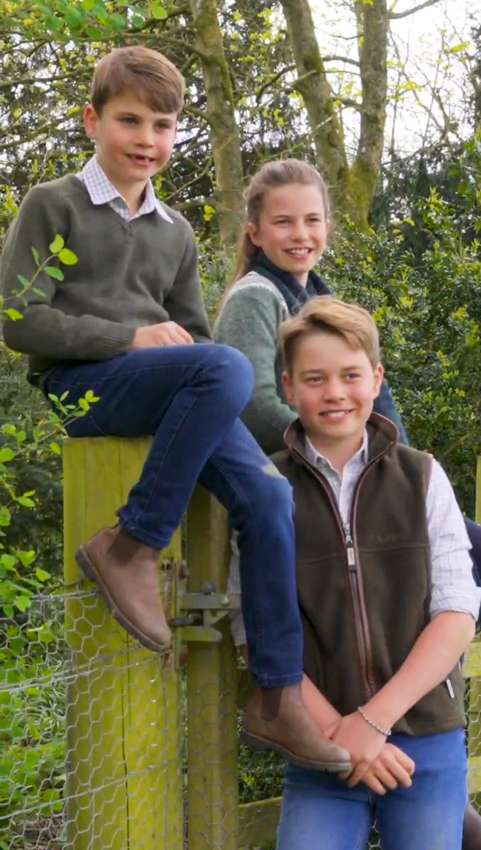 Canellelabelle's tweet photo. Prince William and Catherine truly built a very happy and cozy life in the English countryside for themselves and their children🤩
   Those gorgeous smiles are priceless❤️
     Catherine's dream of building a lovely family with the man of her dreams truly came true🥹😍
#PrinceandPrincessofWales
#PrinceGeorge
#PrincessCharlotte
#PrinceLouis