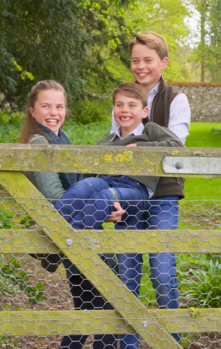 Canellelabelle's tweet photo. Prince William and Catherine truly built a very happy and cozy life in the English countryside for themselves and their children🤩
   Those gorgeous smiles are priceless❤️
     Catherine's dream of building a lovely family with the man of her dreams truly came true🥹😍
#PrinceandPrincessofWales
#PrinceGeorge
#PrincessCharlotte
#PrinceLouis